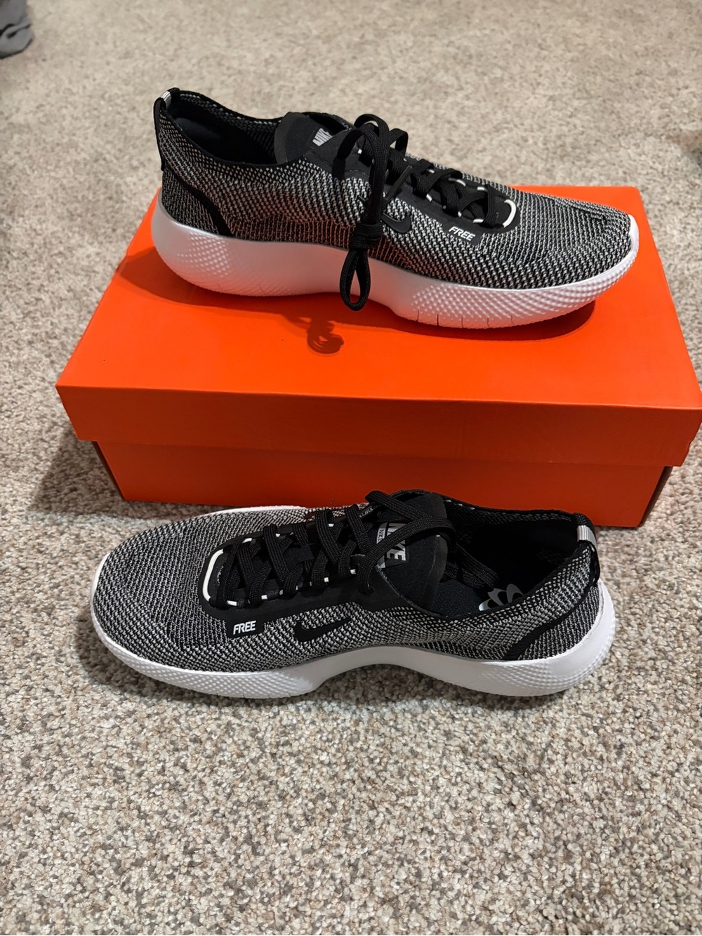 Nike Men's Black & White Knit Running Sneakers